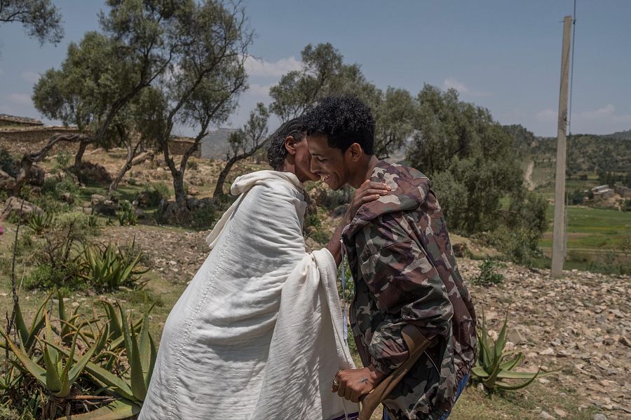 'Volviendo de la guerra a casa' de Vincent Haiges, premiado en el World Press Photo 2024