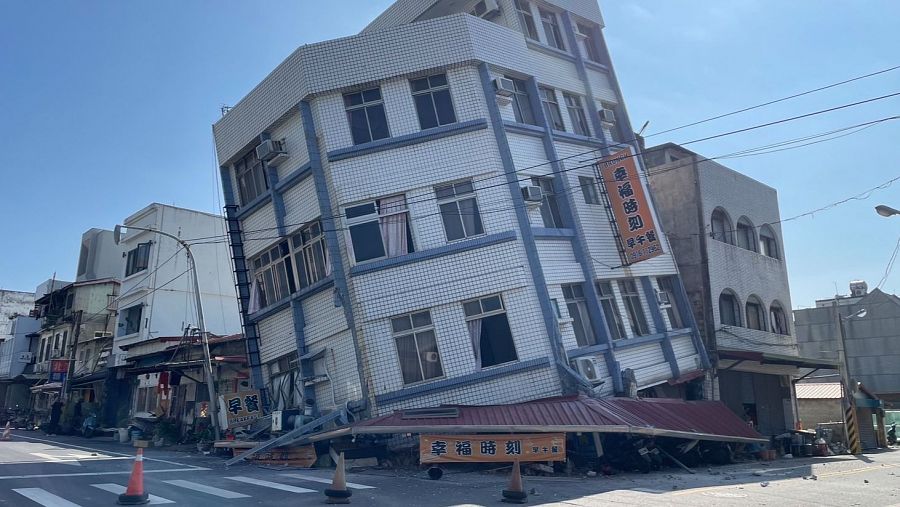 Terremoto en Taiwan: Edificio derrumbado en Hualien