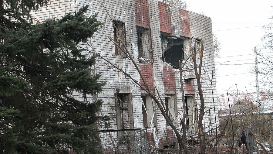 Un edificio de una institución educativa dañado por un misil ruso en Dnipro, al este de Ucrania.