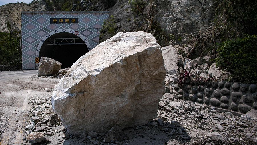Rocas caídas frente al túnel de Chongte, en Hualien, tras el terremoto que ha golpeado Taiwán
