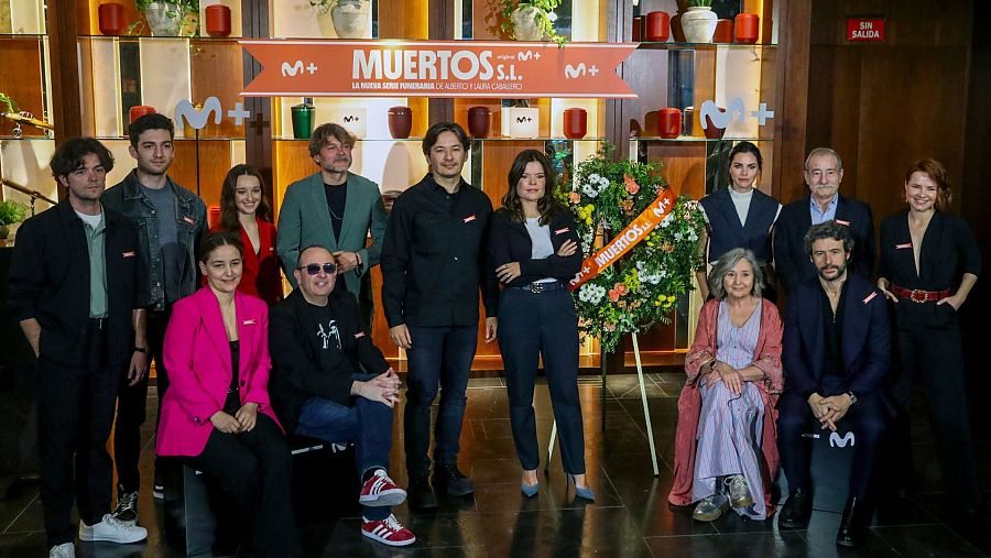 El elenco de 'Muertos S.L.' durante la presentación de la serie.