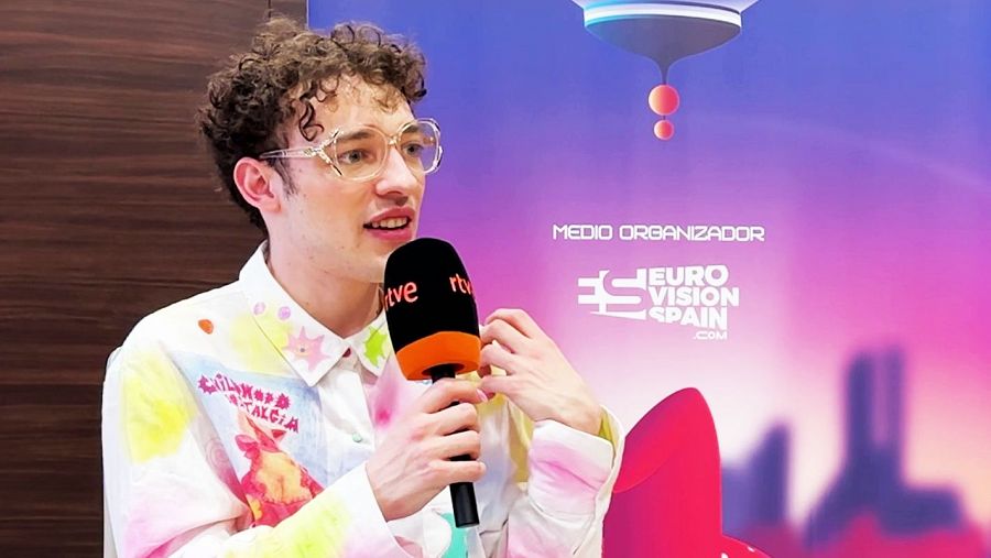 Nemo, el representante de Suiza en Eurovisión 2024, durante la entrevista