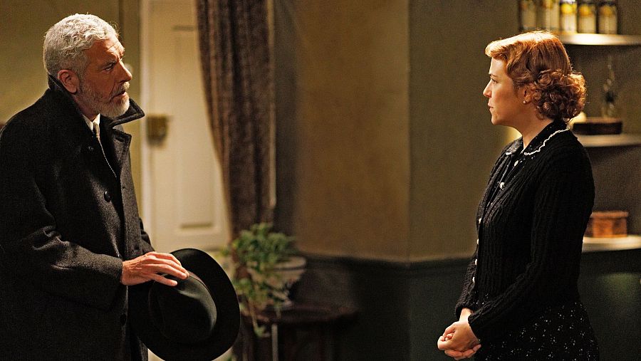 Antonia acorrala a don Cecilio