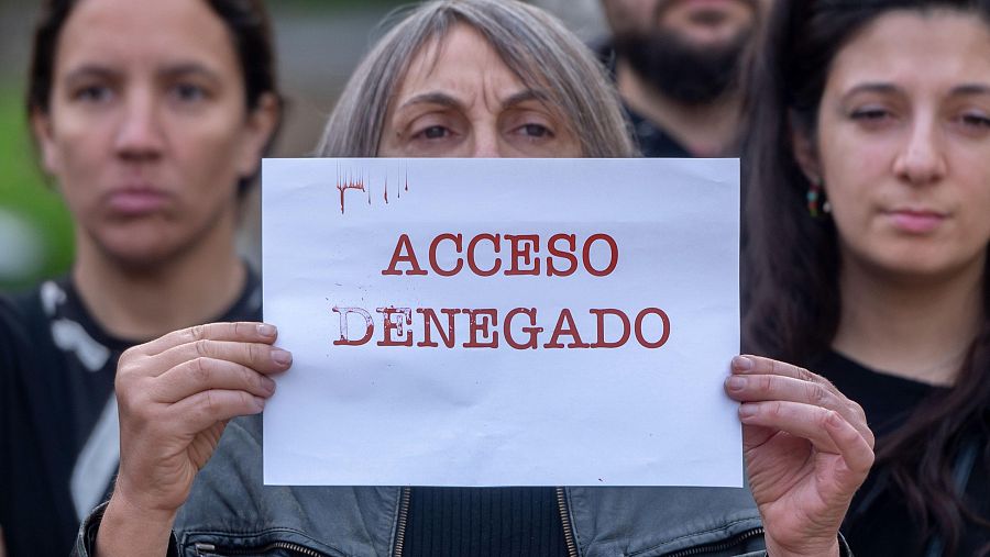 Cartel durante el acto en el que varias ONG piden garantizar el acceso humanitario a la Franja de Gaza, en el Jardín de Palestina, a 5 de abril de 2024, en Madrid (España).