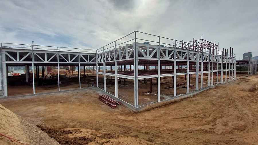 Estructura de la planta d'ensamblatge de bateries que Seat està construint a Martorell