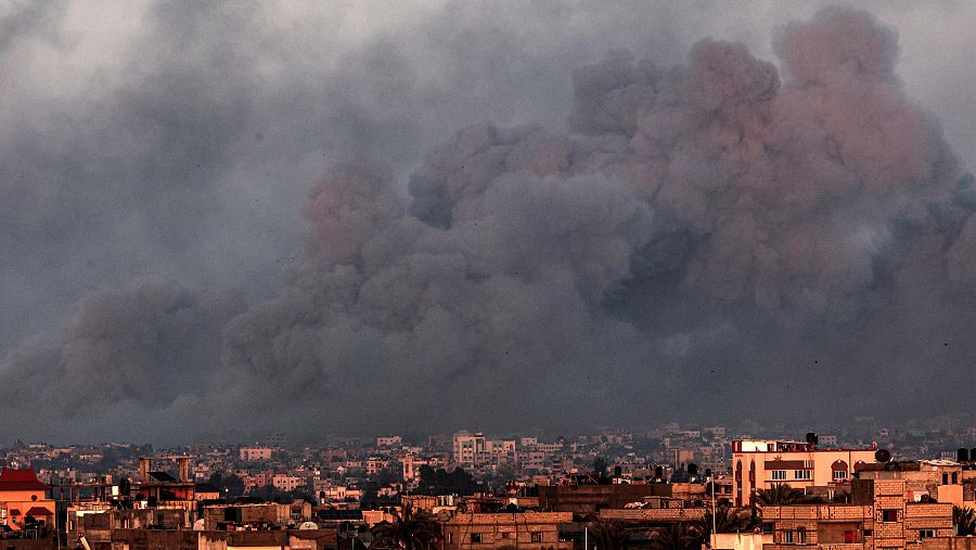 Esta fotografía tomada desde Rafah muestra el humo que se eleva sobre Khan Yunis, en el sur de la Franja de Gaza, durante el bombardeo israelí del 16 de enero de 2024, en medio de las batallas en curso entre Israel y el grupo militante palestino Hamás. (AFP/Mahmud Hams)