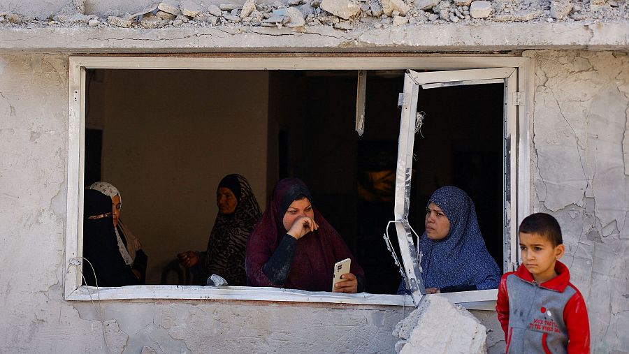 Mujeres que observan el lugar de un ataque israelí contra una casa en Rafah (REUTERS /Mohammed Salem)