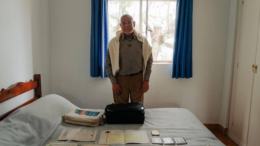 Salah El Sousi en su habitación con la documentación que pudo salvar de Gaza