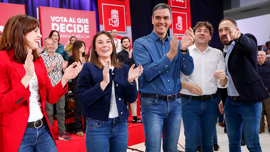 Pedro Sánchez, arropa a su candidato, Eneko Andueza, en un acto del PSE-EE en Vitoria