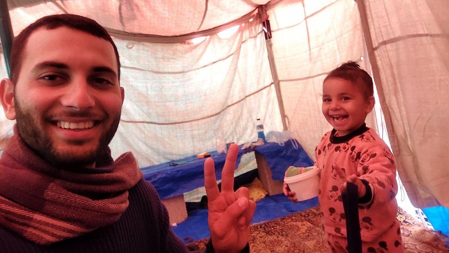 Omar, junto a su sobrina, en la tienda donde viven desplazados por la guerra en Gaza