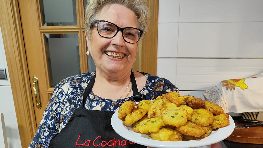 Adora con el plato de tortillitas de bacalao