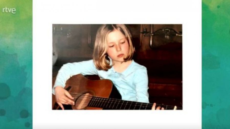 Sofia Coll de petita tocant la guitarra