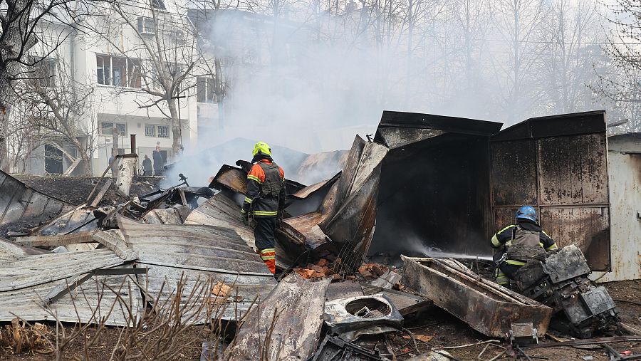 Los bomberos extinguen un fuego en un edificio en Járkov, al noroeste de Ucrania.