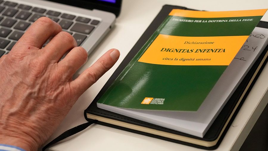 Un librito con el título 