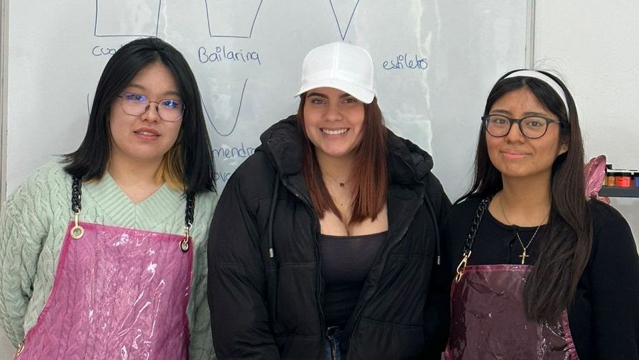 Tres alumnas de Noemí en su empresa de formación estética.