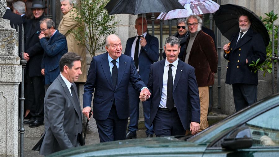 El rey Juan Carlos a su salida del funeral en memoria de Fernando Gómez-Acebo