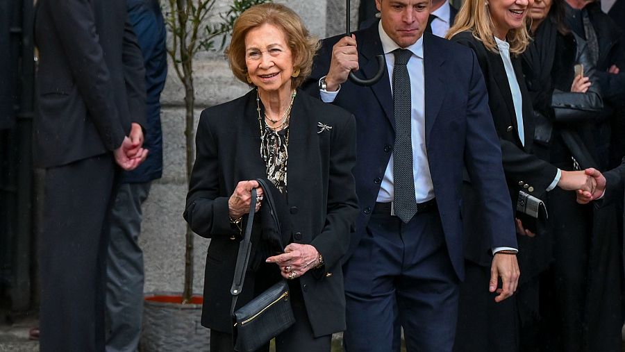 La reina Sofía y la infanta Cristina (detrás, d) a su salida del funeral en memoria de Fernando Gómez-Acebo
