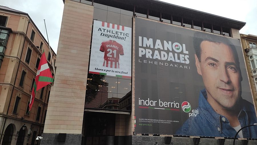 Una ikurriña a media asta por la muerte de Ardanza en Sabin Etxea, la sede del PNV en Bilbao