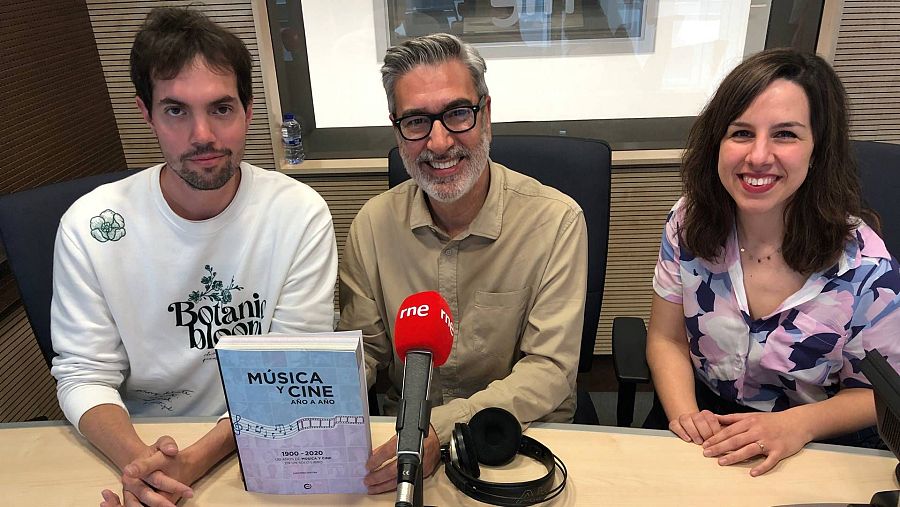 Juan Pérez Ventura y Laura Alicia Rubio, con Arturo Martín