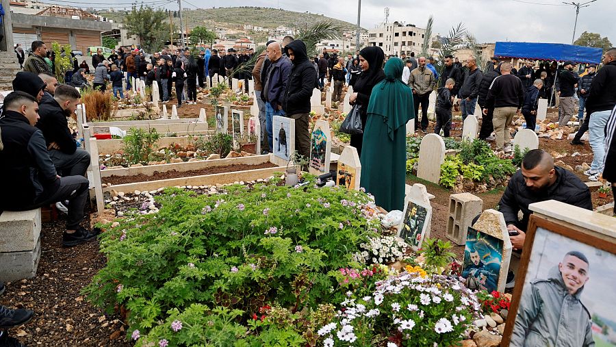 Palestinos visitan las tumbas de familiares asesinados por Israel durante el primer día del Eid al-Fitr