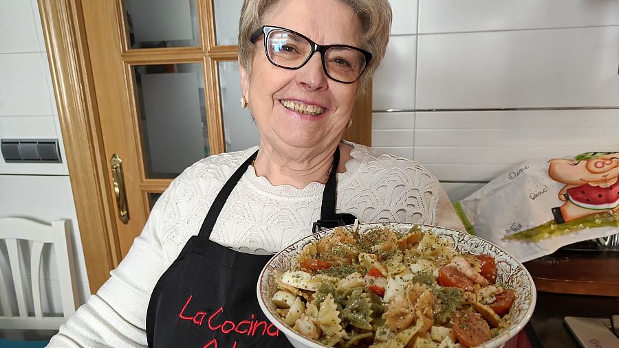 Adoración con el plato de ensalada de pasta