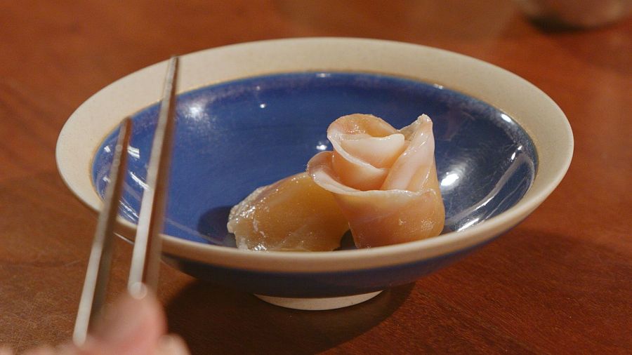 Una tapa del restaurante barcelonés Dos palillos, sobre un plato.