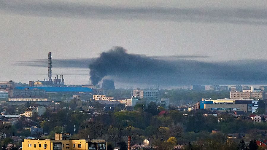 Una nube de humo tras el ataque de un misil en Járkov, al norteste de Ucrania.