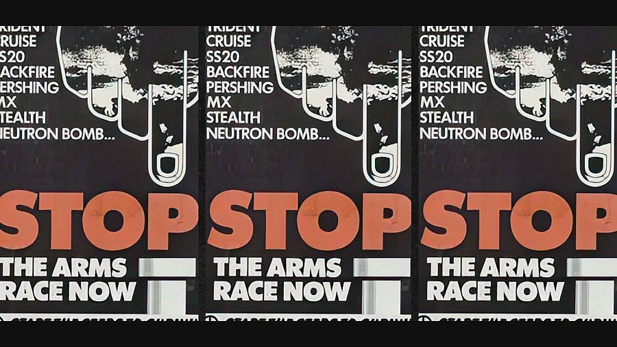 Cartel en inglés con fondo negro y letras en blanco y naranja que dicen que paren la carrera armentística.