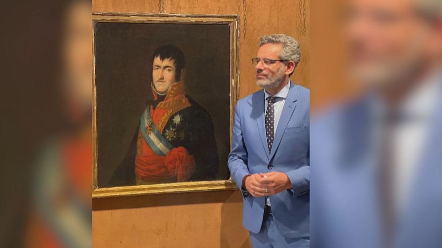 El tasador de arte Javier Gallego junto al Goya localizado