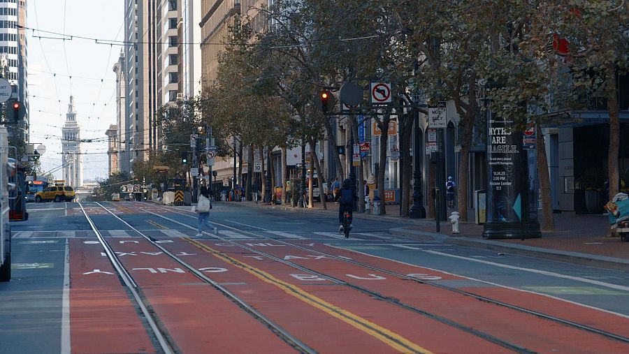 Aspecto de la céntrica Market Street, con el emblemático Ferry Building al fondo.