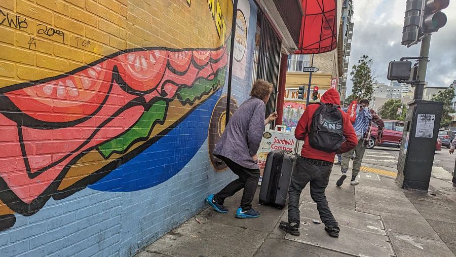 Consumidores de fentanilo en una de las calles del barrio de Tenderloin, en la ciudad de San Francisco.