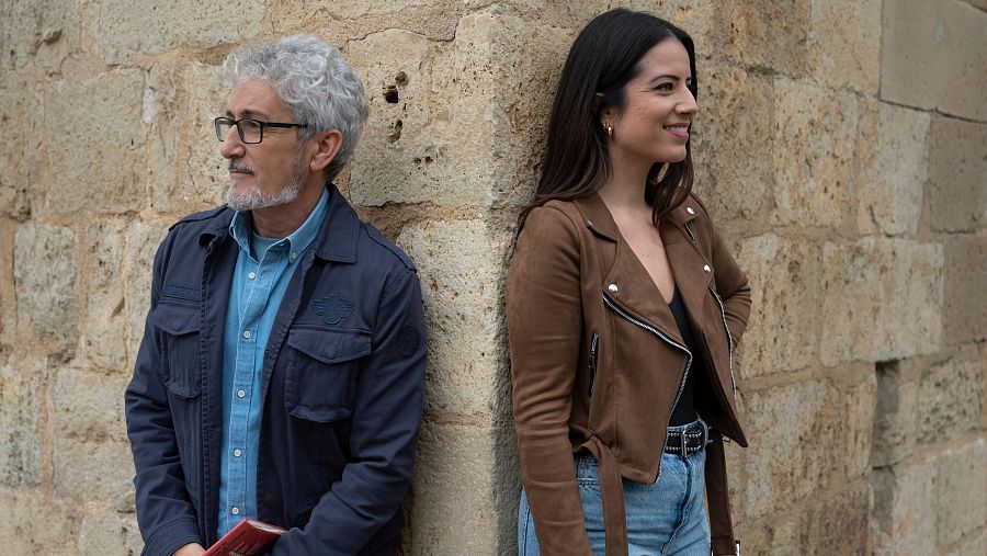 David Fernández i Nerea Sanfe recolzats al mur d'una plaça de Sant Cugat del Vallès