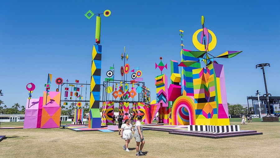 Estructuras de colores en el primer fin de semana del festival Coachella.