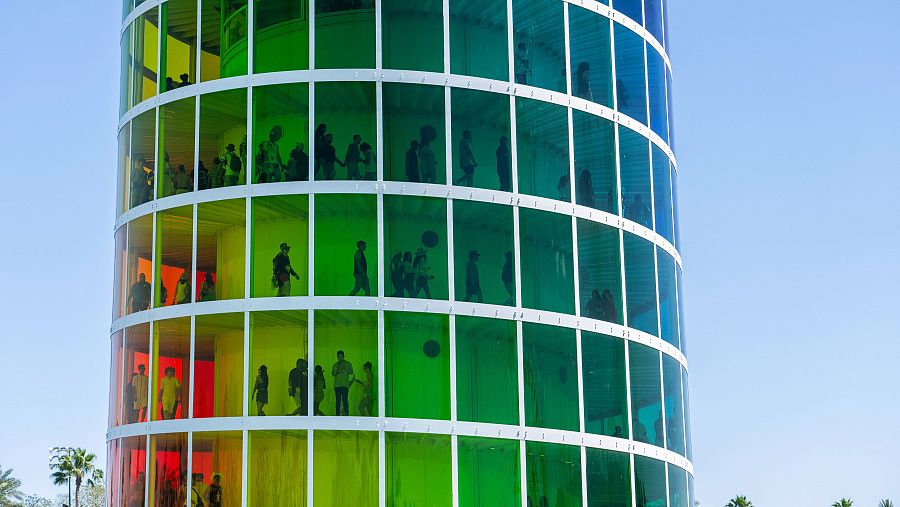 Un edificio de colores en el festival Coachella.