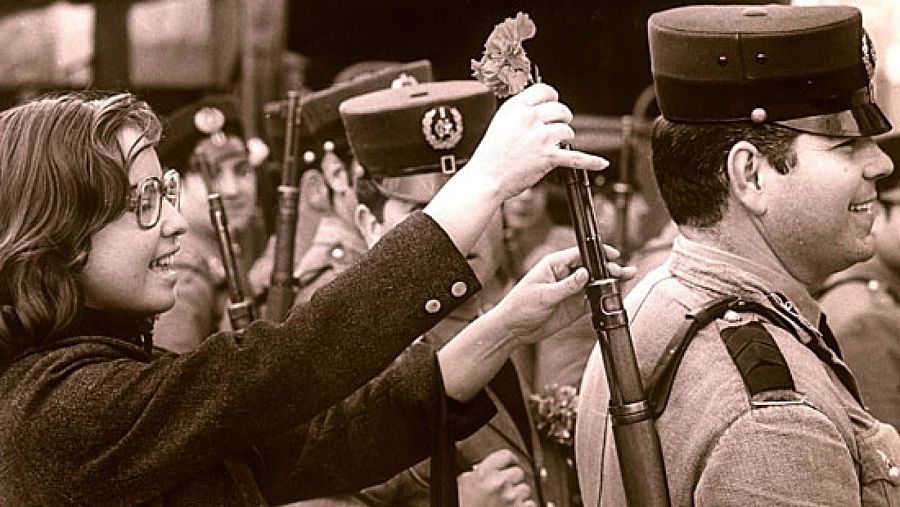 Imágen icónoca de la Revolución claveles, que dio la vuelta al mundo