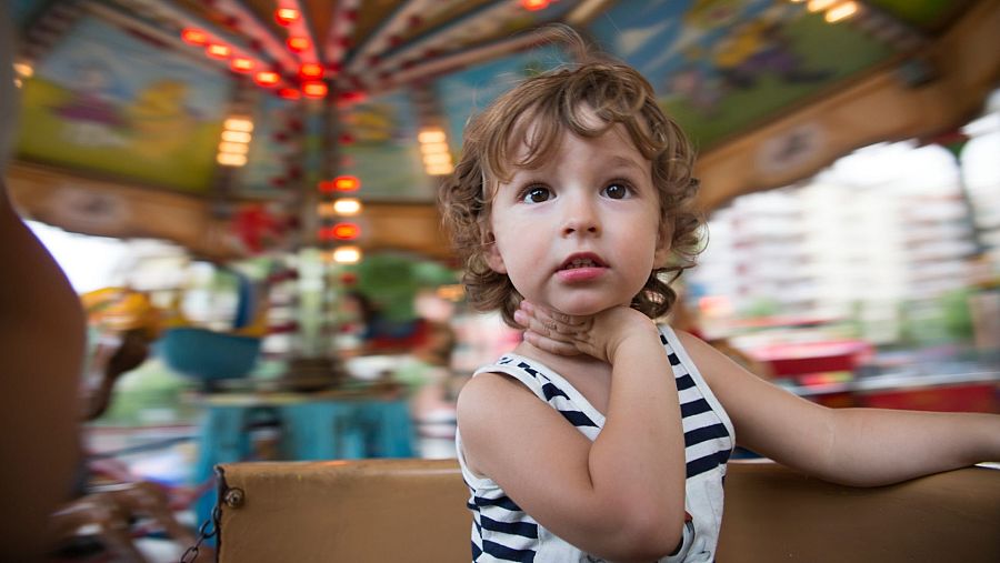 Niña en atracicones de feria