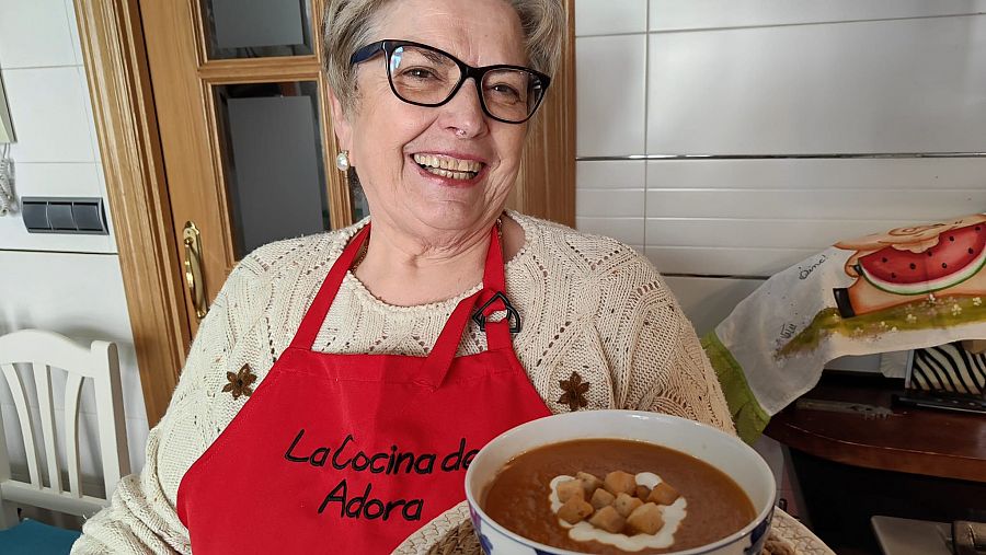 Adoración con el plato de crema de tomate