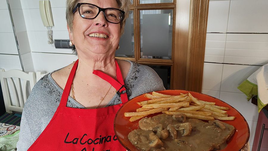 Adoración con el plato de pechuga de pollo en salsa con champiñones