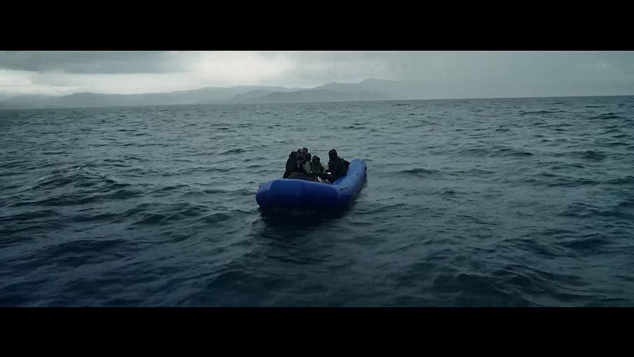 lancha neumática en el mar con varios migrantes a bordo