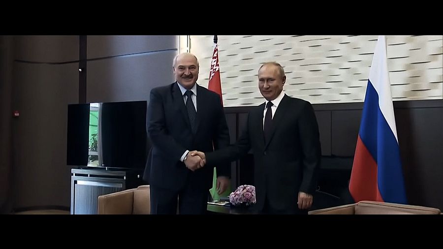 presidente de Rusia da la mano al presidente de Bielorrusia