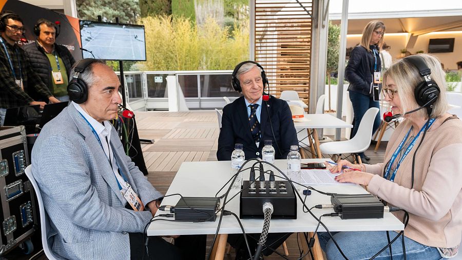 Marga Lluch i els convidats fent el  programa des de l'estand de RTVE al Godó