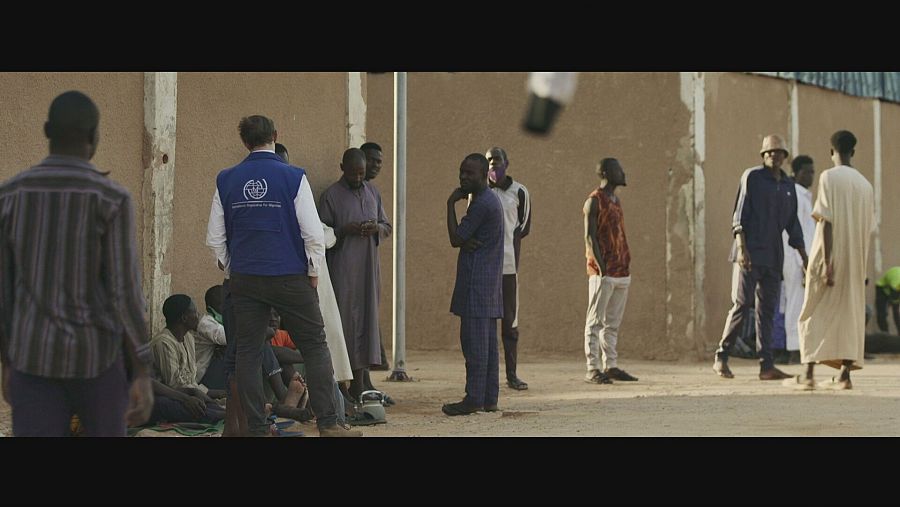 Hombres subsaharianos en un centro de tránsito en África