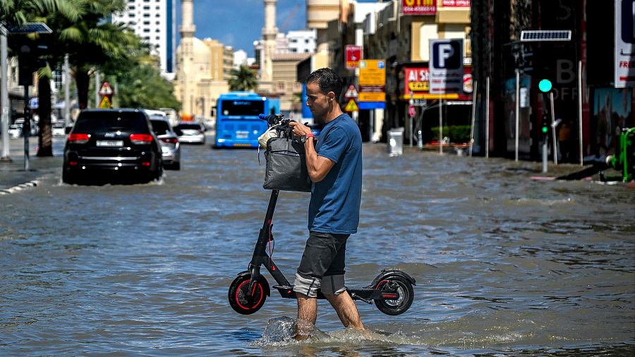 Un hombre cruza una calle completamente inundada tras las fuertes lluvias