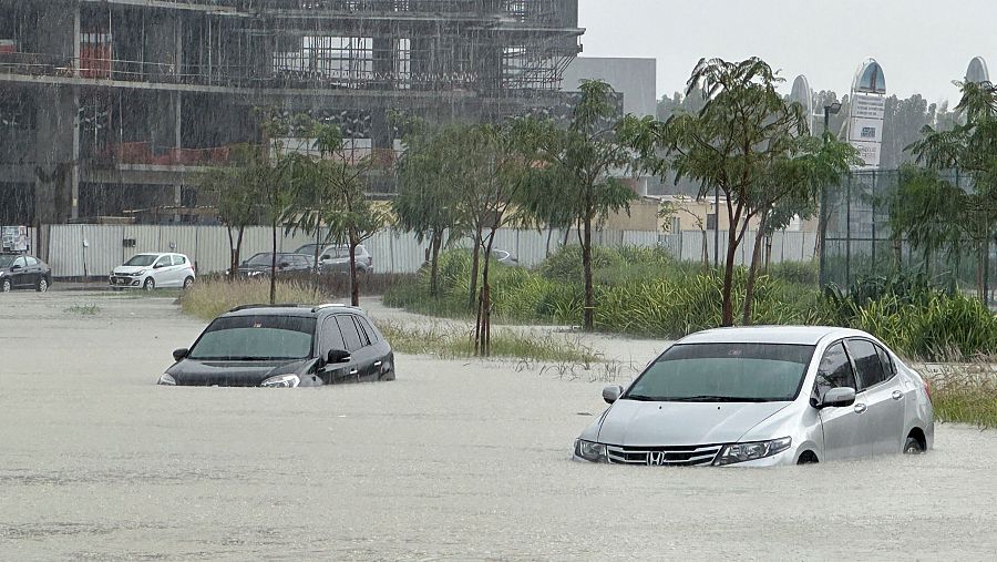Vehículos bajo el agua tras el fuerte temporal en Dubái