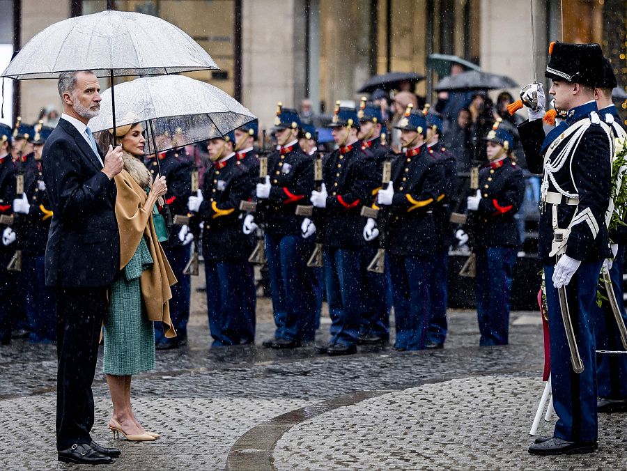 Los reyes participan en una ofrenda floral en el Monumento Nacional de la Plaza Dam.