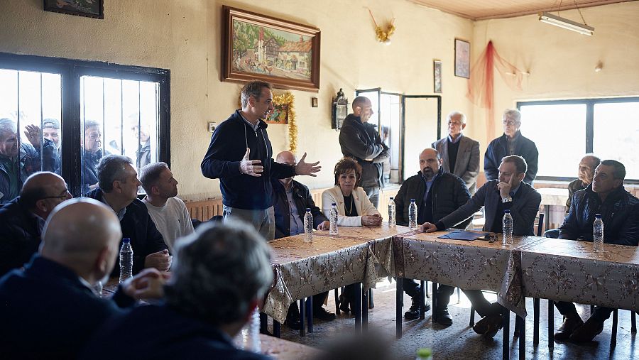 En el único bar de Metamorfosi los vecinos escuchan al primer ministro griego