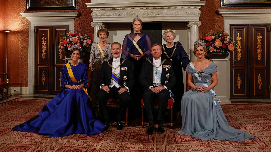 Los reyes de España, Felipe VI (3i) y Letizia (i), junto a los reyes de los Países Bajos, Guillermo Alejandro (3d) y Máxima (d)