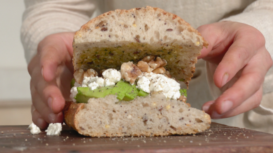 Emparedado de aguacate queso y frutos secos en pan de semillas
