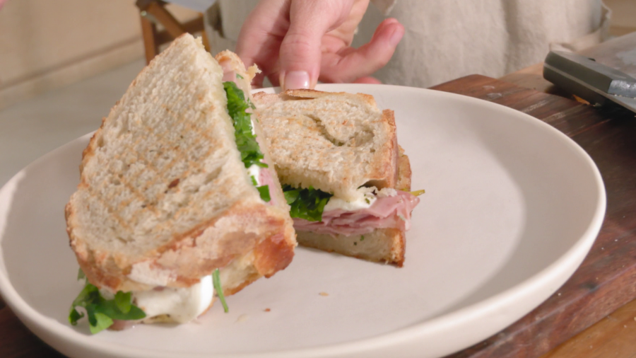 Emparedado de mortadela, mozzarella y rúcula en pan de masa madre