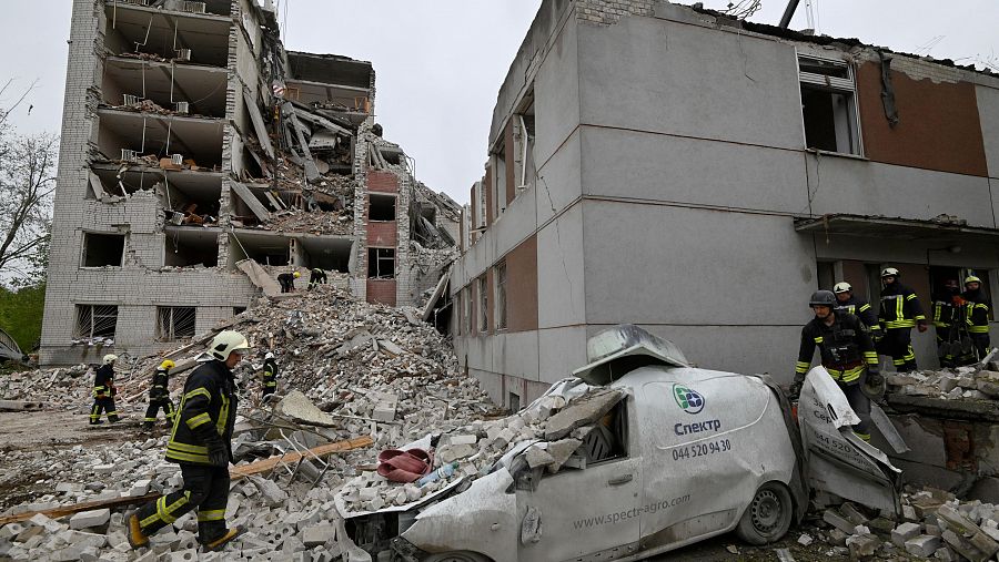 Los equipos de rescate frente a un edificio dañado por un misil ruso en Chernígov, Ucrania.